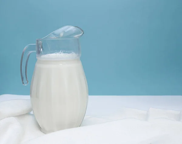 Una Brocca Latte Fresco Fondo Bianco Blu Concetto Prodotto Lattiero — Foto Stock