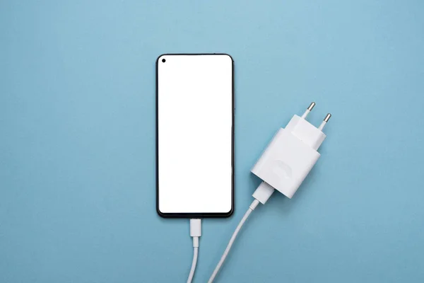 Nabíjecí Připojení Přes Usb Kabel Napájení Modrém Pozadí Smartphone Bílou — Stock fotografie