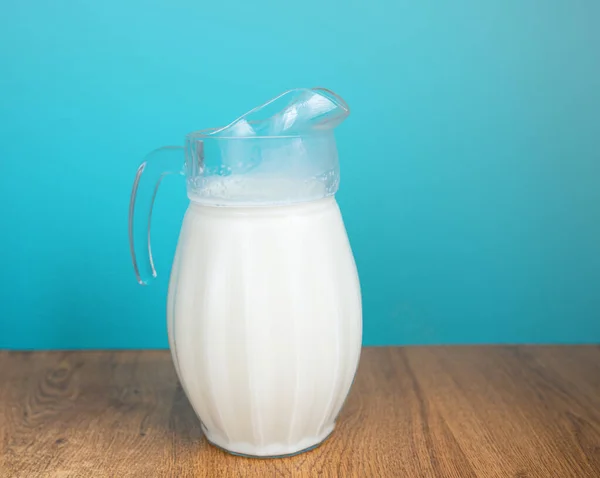 Ein Krug Mit Frischer Milch Auf Einem Holztisch Vor Blauem — Stockfoto