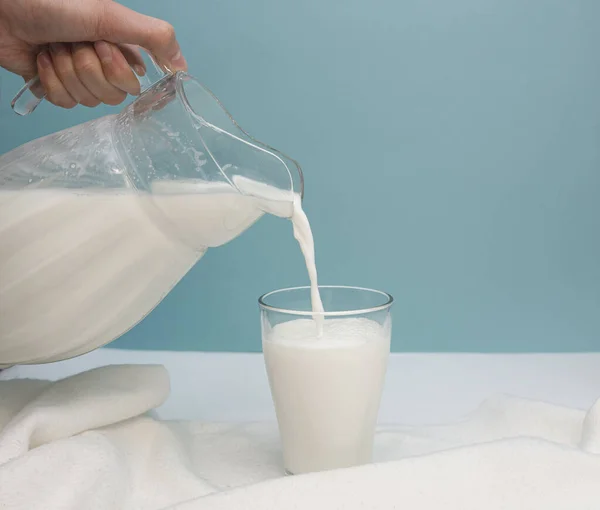 Hand Gießt Milch Ein Glas Mit Einem Spritzer Und Nahaufnahme — Stockfoto