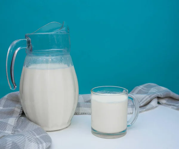 Una Jarra Una Taza Leche Fresca Sobre Mesa Sobre Fondo — Foto de Stock