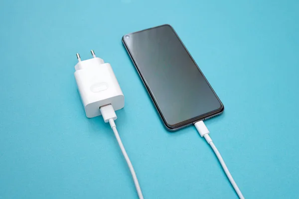 Smartphone Bílá Napájecí Jednotka Nabíječka Pro Telefon Modrém Pozadí Usb — Stock fotografie