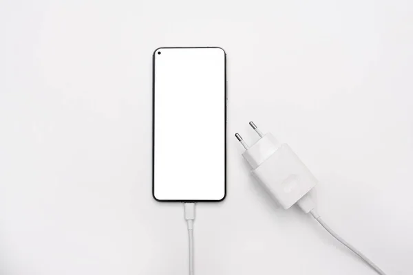 Smartphone Avec Écran Blanc Maquette Alimentation Chargeur Téléphone Sur Fond — Photo