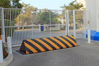 Güvenlik bariyer ve güvenlik kapıları