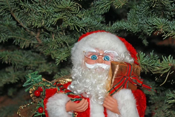 Papai Noel contra um abeto Árvore de Natal — Fotografia de Stock