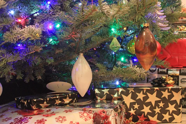 Close-up de uma árvore de Natal decorada com presentes — Fotografia de Stock