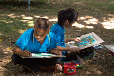 bahçesinde öğrenci çizim Yarışması
