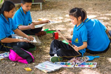 bahçesinde öğrenci çizim Yarışması