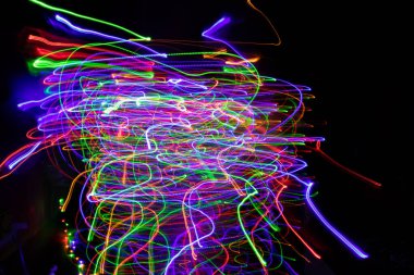 Farklı renkte neon çizgiler. Soyut renk arkaplanı