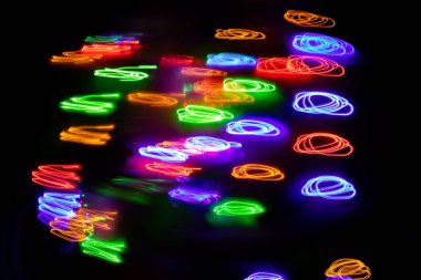 Farklı renkte neon çizgiler. Soyut renk arkaplanı