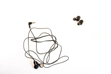 Kablosuz kulaklık ve kablosuz kulaklık.