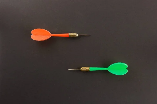 Siyah arkaplanda iğne izleri