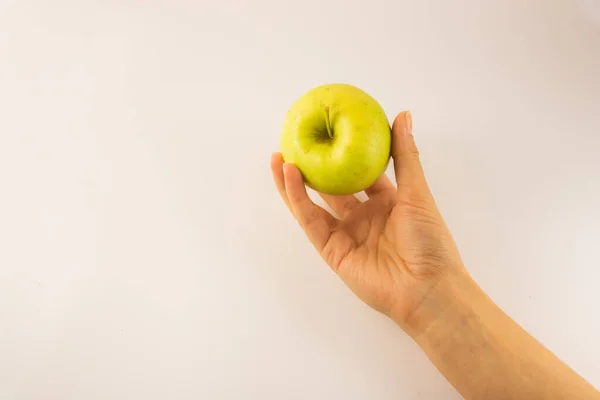 Segure Uma Maçã Mão Sobre Fundo Branco — Fotografia de Stock