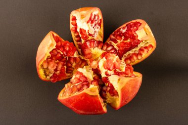 Garnet beyaz bir arkaplanda sergilendi