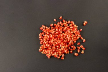 Siyah bir arkaplanda soyulmuş bir taş.