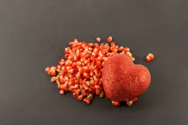 Garnet siyah bir arka planda kalple temizlendi.