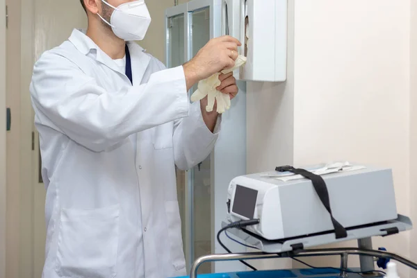 Doktor eldiveni ameliyathanede giyer.