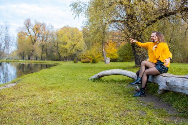 Sarı balıkçı yaka giyen aşıklar göle bakarlar.