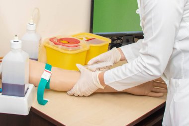 Tıpla ilgili pratik bir ders. Atölye tıp dersleri. Damardan enjeksiyon eğitimi. Damar içi enjeksiyon nasıl yapılır? Kalıba damar içi enjeksiyon..