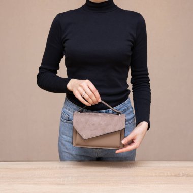 Bir kız bir çanta kadar işlevseldir. Kız çantayı sunar.