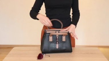 Çantalı kız. Çanta tutan bir kız. Çanta Mockup. Siyah çanta.