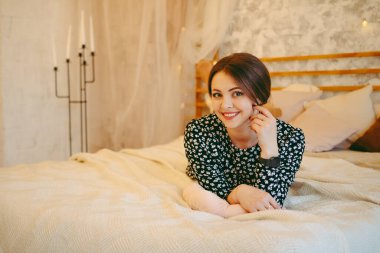 Güzel bir kız göbeğinde yatar, elbiseli bir kız