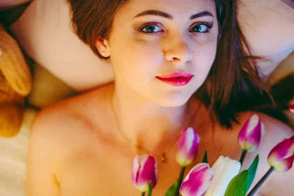 Mavi gözlü ve kırmızı dudaklı kız, laleli kız