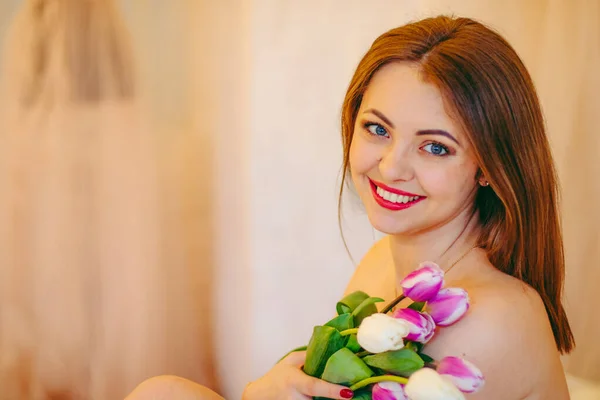 Mavi gözlü ve kırmızı dudaklı kız, laleli kız