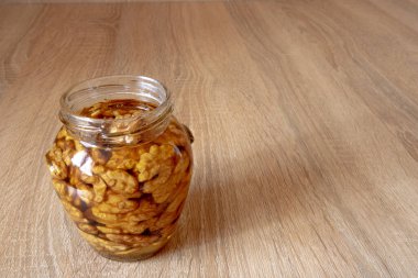 Kavanozda ballı ceviz.