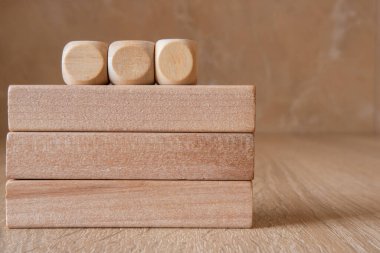 Küçük tahta kirişler. Oynamak için tahta kirişler. Şok kulesi oyunu. ahşap zar
