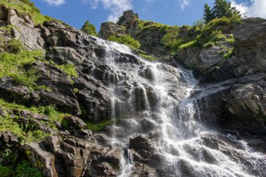 Taşların arasında küçük bir şelale