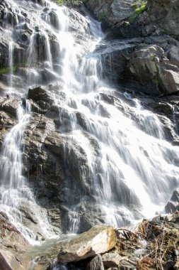 Taşların arasında küçük bir şelale