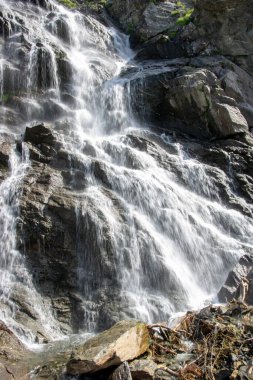 Taşların arasında küçük bir şelale