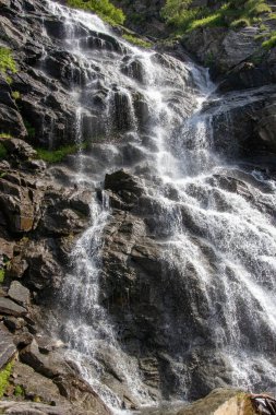 Taşların arasında küçük bir şelale