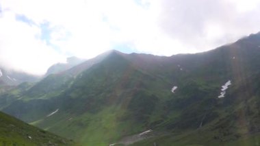 Romanya 'nın yeşil dağları gökyüzüne kavuştu