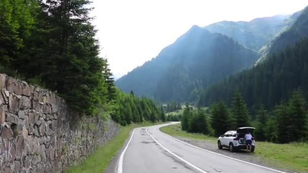 山を旅する車で — ストック動画