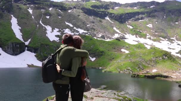 Toeristisch Koppel Het Paar Knuffelt Kalk Knuffel Bergen Transfagarasan — Stockvideo