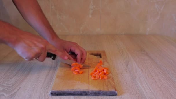 Cortar la zanahoria en cubos. Vídeo — Vídeos de Stock