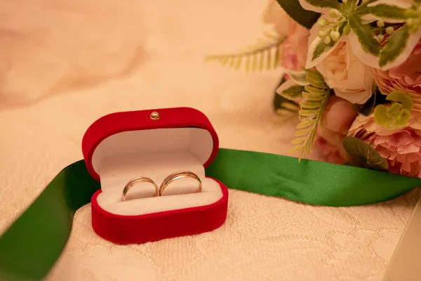 Verlobungsringe Roter Box Eheringe Roter Box Verlobungsringe Und Brautstrauß — Stockfoto