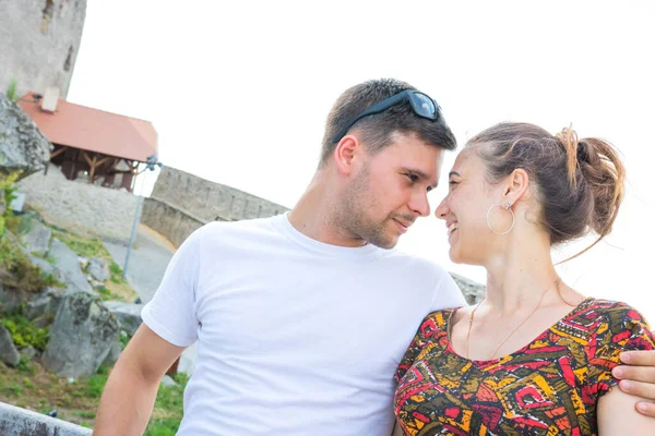 Birbirlerinin gözlerinin içine bakan mutlu çift, gülümseyen çift, kucaklaşan çift.