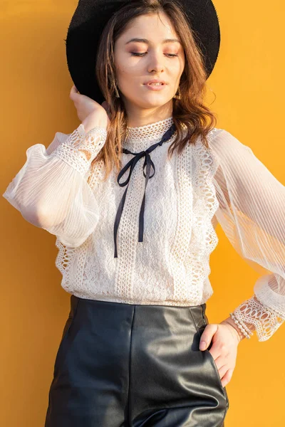 Sarı arka planda şapkalı kız. Sarı arka planda bir kız