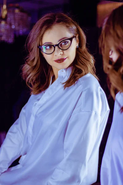 Kız aynada dudak boyuyor. Aynadaki kız. Dudaklarını kırmızıya boya. Kırmızı dudaklar. Aynadaki tişörtlü kız. Aynadaki seksi kız.