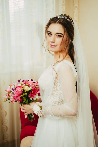 花束を手にしたウェディングドレスで 白い背景に花束を持つ花嫁 — ストック写真