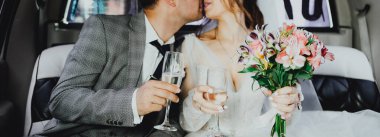 Damat ve gelin limuzinde.