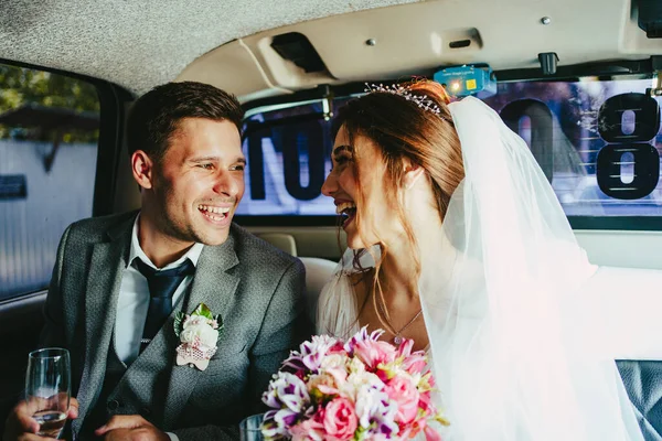 Жених Невеста Веселятся Лимузине — стоковое фото