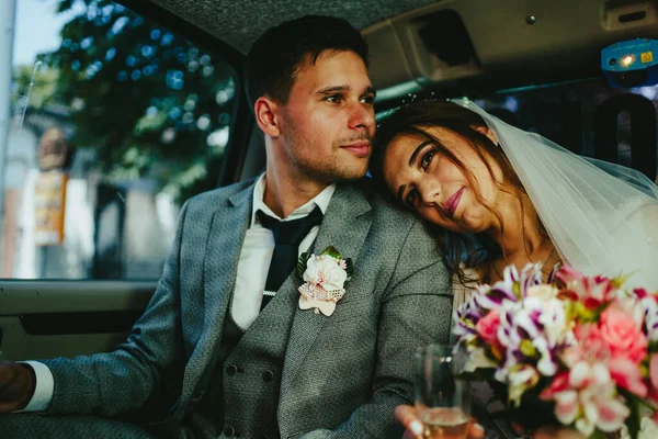 Жених Невеста Обнимаются Лимузине Невеста Лежит Плече Жениха — стоковое фото