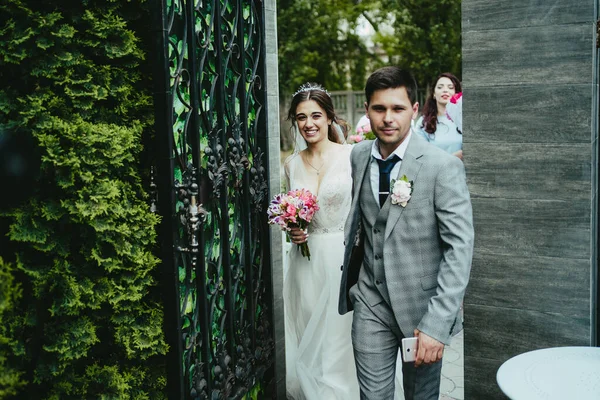 Bruden Och Brudgummen Går Trädgården — Stockfoto
