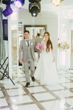 Gelin ve damat beyaz bir arka plan üzerinde