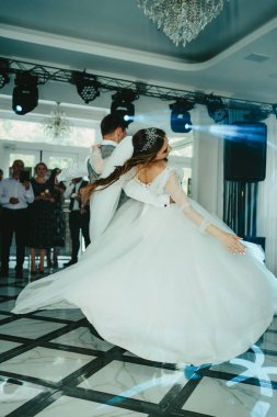 Gelin ve damat dans ediyorlar. Vals, gelin ve damat dansı.
