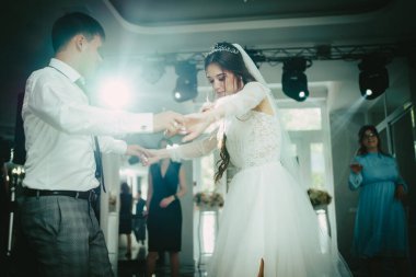 Gelin ve damat dans ediyorlar. Vals, gelin ve damat dansı.